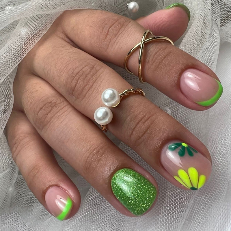 Nail Art Overlay - 24 шт. коротких накладных ногтей для